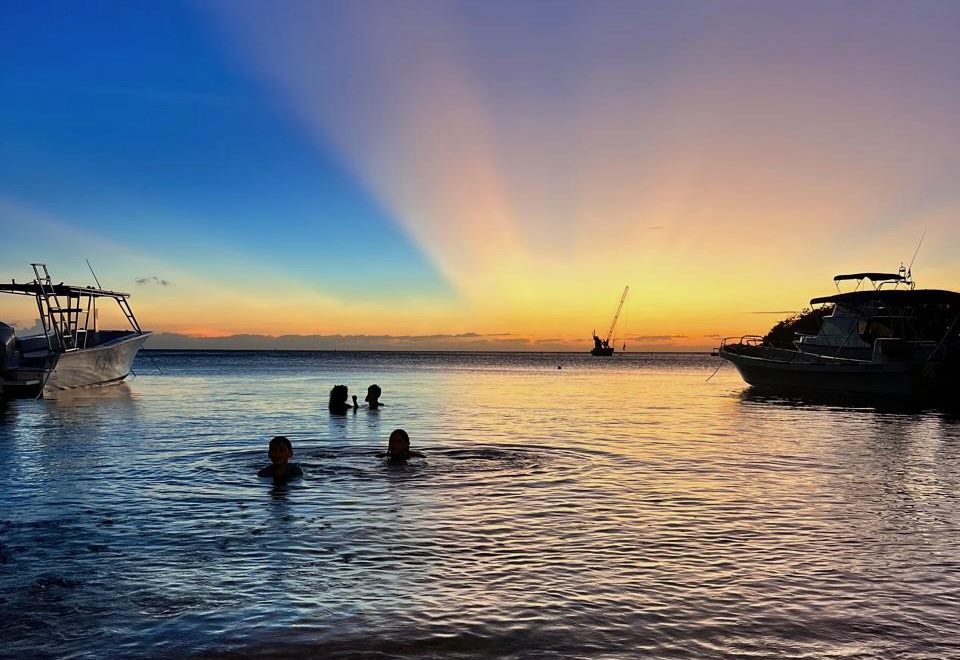 How Long Can a U.S. Citizen Stay in Roatan? Visa Guide [2025 Rules]